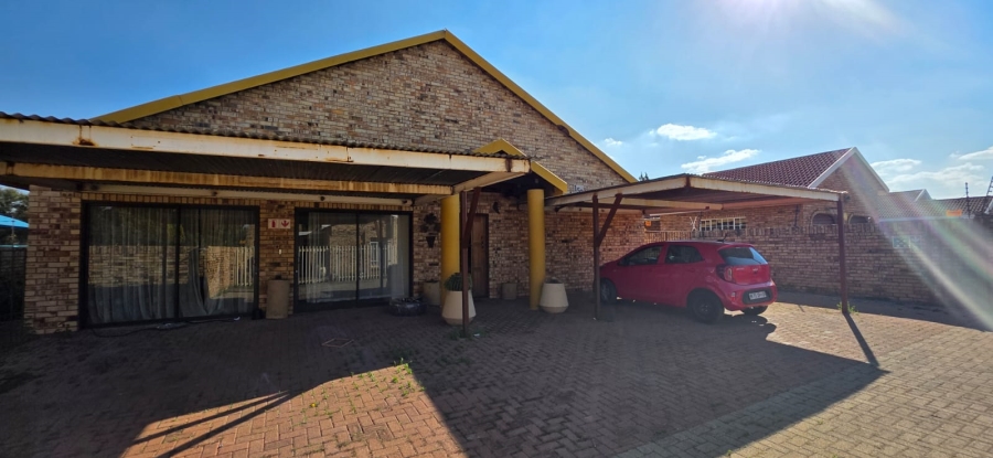 4 Bedroom Property for Sale in Kannoniers Park North West